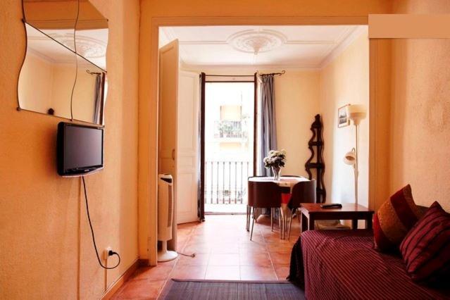 Poble Sec-1: Centrally Located Budget Appartement